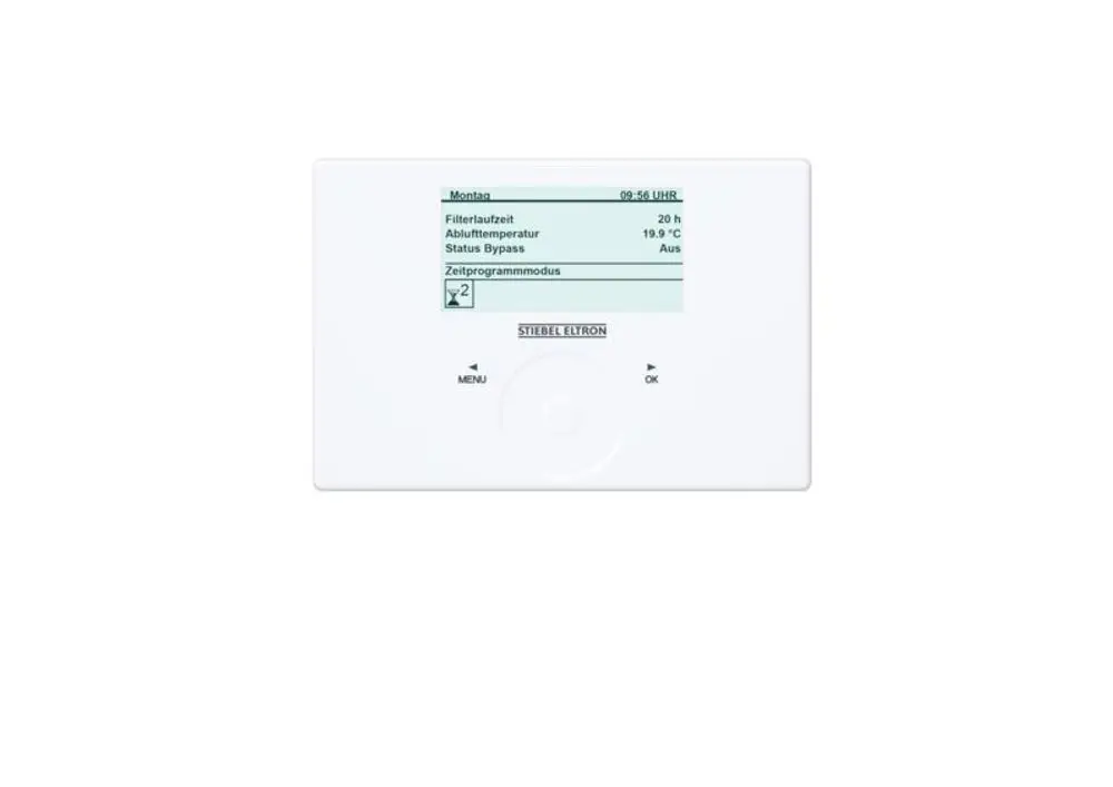 Anzeige eines STIEBEL ELTRON Steuergeräts mit Klartext FEB 2.1, das Informationen wie Montag, 09:56 UHR, Filterlaufzeit 20 h, Ablufttemperatur 19.9 °C, Status Bypass Aus und Zeitprogrammmodus anzeigt.